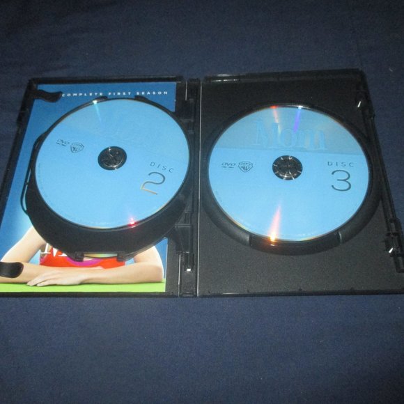 Mom The Complete First Season 1 (DVD, 2013, 3-Disc Set) - Picture 3 of 4